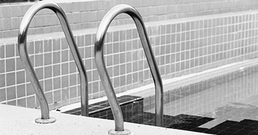 Image noir et blanc d'une échelle de piscine